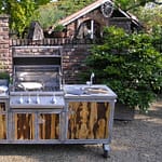 Gartenküchen Iron mit Napoleon Gas Grill Bipro 500, 2er Gaskochfeld, 50 Liter Kühlschrank und Granit Arbeitsplatte