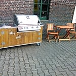 Draussenküche Country Muddy mit Gas Grill Napoleon Bilex 605 mit Sizzle Zone und Kühlschrank
