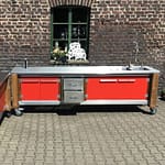 Zweiteilige Outdoorküche Lux in rot mit zweiseitige Türen