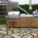 Outdoorküche Country mit Grandhall Elite Gasgrill, 2er Gaskochfeld mit Abdeckung aus V2A und Pizza-Ofen. Maße 250 x 70 x 90 cm hoch