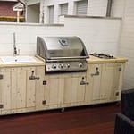 Aussen Küche Country Vintage weiß mit Napoleon Bilex 485, 2er Kochfeld, Keramik-Spüle und Kühlschrank