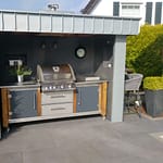 Außenküche Lux mit Bilex 485 Gas-Grill von Napoleon, 2er Kochfeld und Kühlschrank